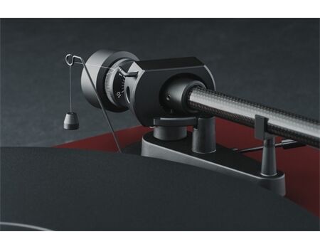Pro-Ject Debut Evo 2 Schwarz Hochglanz Lifestylebild Nahaufnahme